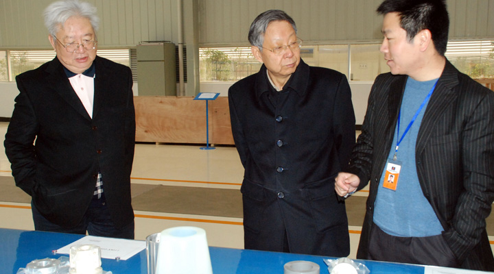 原機械工業部副部長陸燕蓀（左一）、原國家標準化委員會主任李宗海（中）來公司視察指導